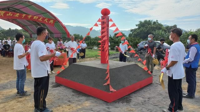 佛手為形，金字塔為心